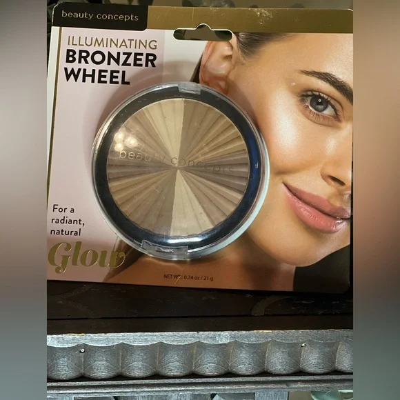 Beauty Concepts Illuminating Bronzer Wheel - Natural Tan - Picture 1 of 2